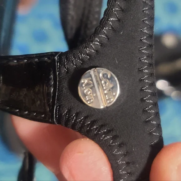 🐰Calvin Klein Black T-Strap Sandals - Picture 6 of 6